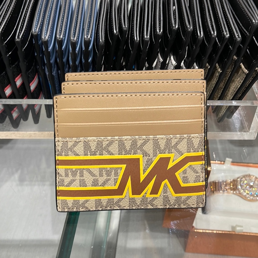 MICHAEL KORS MENS
Cooper Graphic Logo Tall Card Case
36S3LCOD2B
COLOR:Yellow
NWT